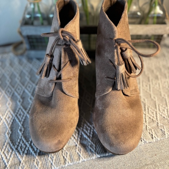 Dr. Scholl’s Dakota Wedge Lace up Ankle Booties. Size 6. Tan, 2” heel. - Picture 3 of 10